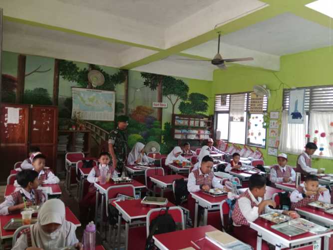 Babinsa Serda Ronal Manalu  Lakukan pengawasan capaian Program Makan Bergizi Gratis (MBG) di Tembilahan Hulu