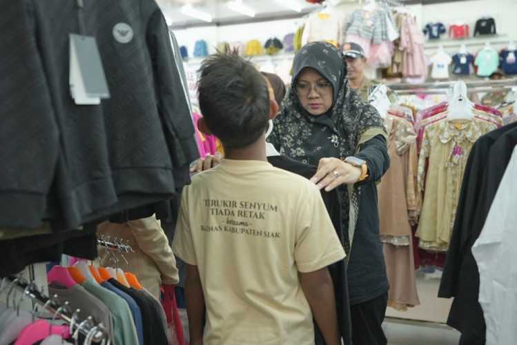 Bupati Afni Dampingi Puluhan Anak Yatim Belanja Kebutuhan Lebaran di Kandis