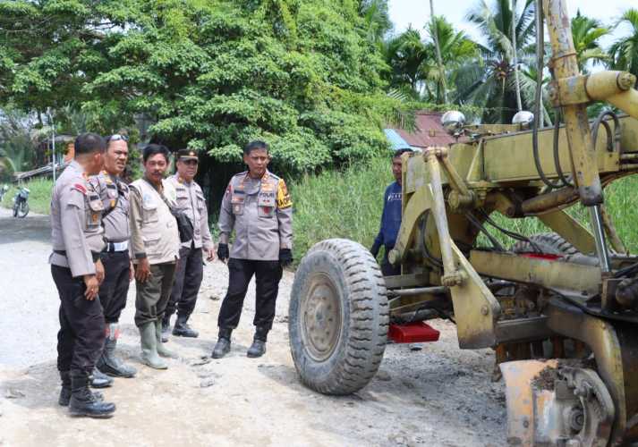 Respon Aduan Masyarakat, Kapolres Inhil Tinjau Pengerjaan Jalan dan Jembatan di Reteh