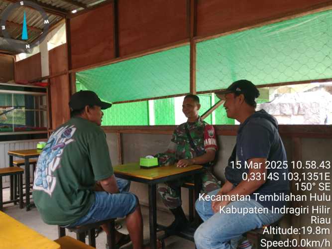 Babinsa Koramil 01/Tbh Ajak Warga Jaga Kesehatan dan Kebersihan di Bulan Puasa