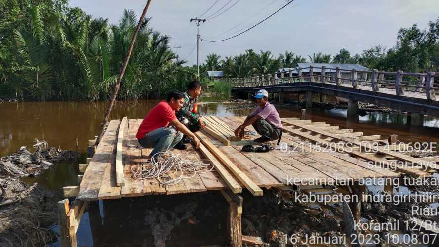 Babinsa Membantu Membuat Pelabuhan Bongkar Muat