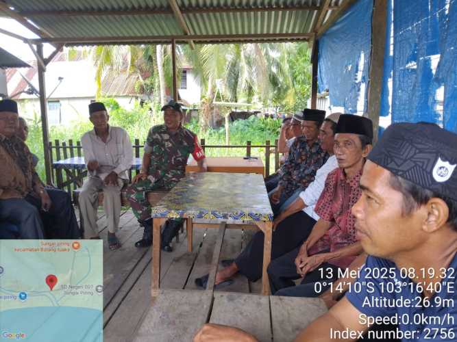 Babinsa Koramil 12/Batang Tuaka Edukasi Orang Tua tentang Pengawasan Anak untuk Cegah Pergaulan Bebas dan Judi Online