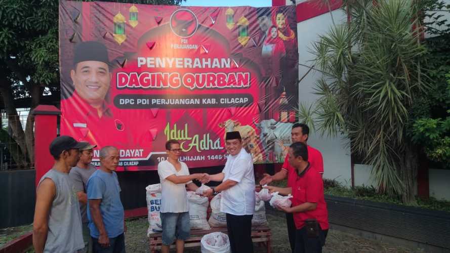 DPC PDI Perjuangan Kabupaten Cilacap Bagikan Hewan Qurban Kepada Masyarakat Pada Hari Raya Idul Adha 1446 Hijriyah