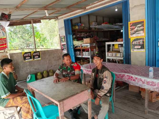 Babinsa Koramil 01/Tembilahan Kodim 0314/Inhil Aktif Menetralisir Isu Konflik Sosial Melalui Komsos
