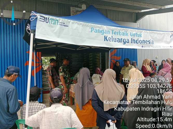 Babinsa Tembilahan Dampingi Pembagian Bantuan Pangan untuk Warga Kurang Mampu