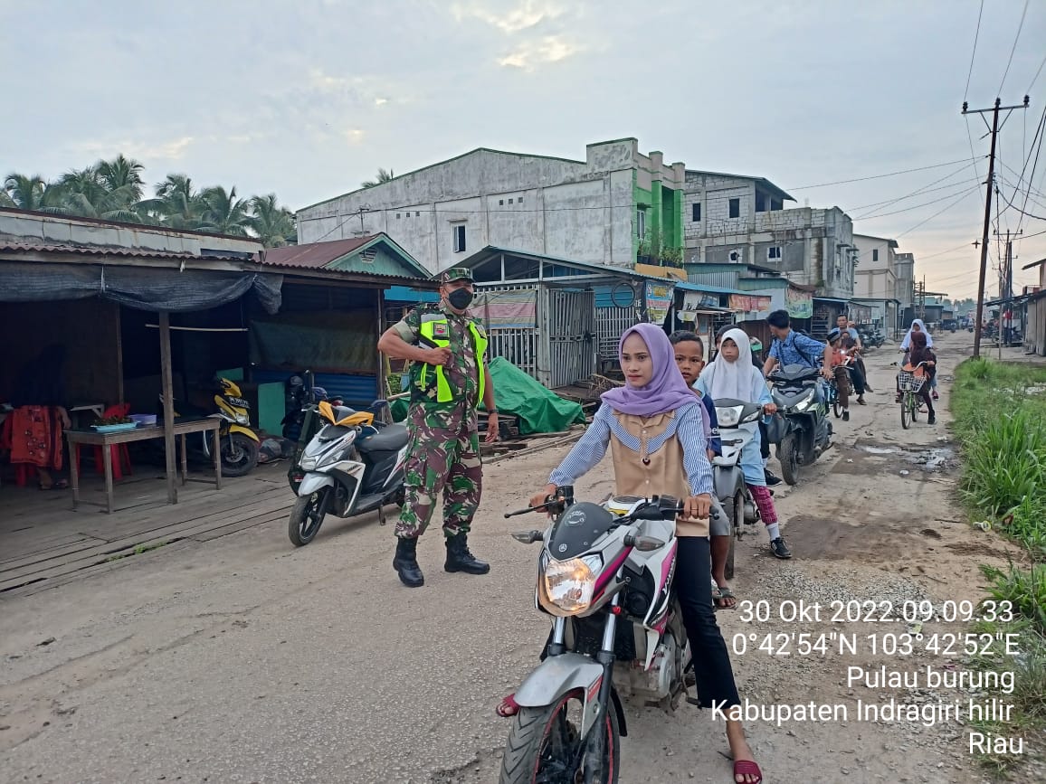 Sertu Kadirus Babinsa Koramil 11/Pulau Burung Sarankan Protokes kepada Pengguna Jalan