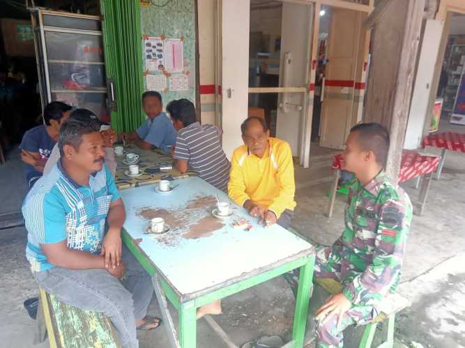 Babinsa Bersama Masyarakat Lahang Hulu Jaga Keharmonisan