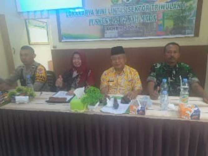 Bersama Babinsa Rapat Lokakarya Puskesmas Gajah Mada Sukses