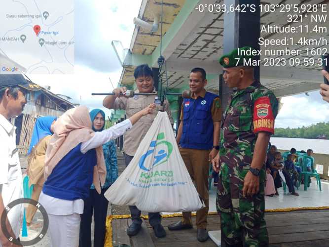 Babinsa Bersama Tim Posyandu Lakukan Pemberian Vaksin Polio kepada Balita