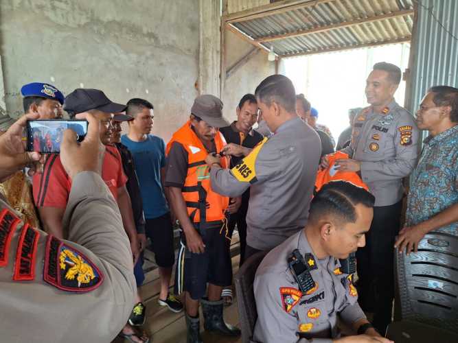 Polres Inhil Berikan Life Jacket kepada Nelayan