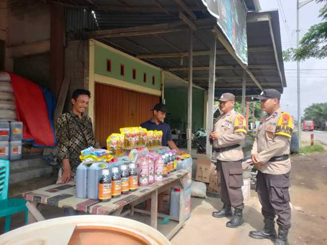 Personil Polsek Kempas Sambangi Toko Sembako, Pantau Kestabilan Harga Bahan Pokok.