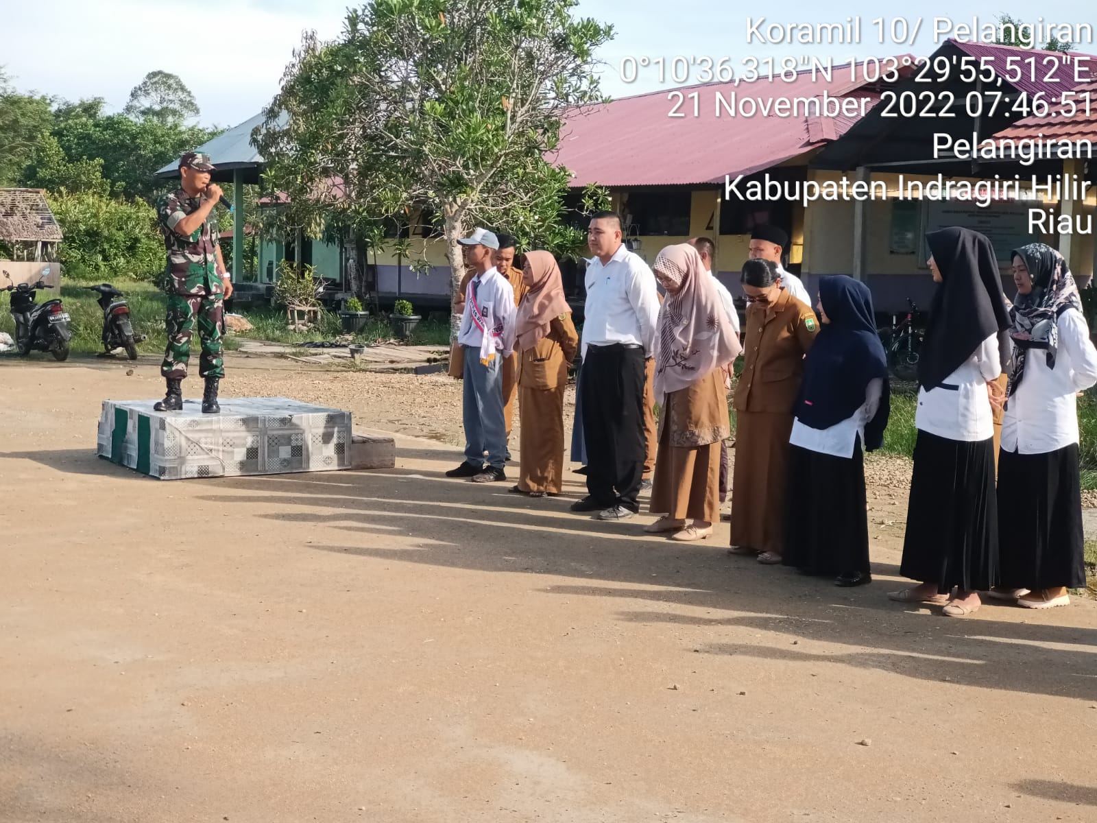 Danramill Berikan Wasbang Pada Saat Upacara Senin Pagi