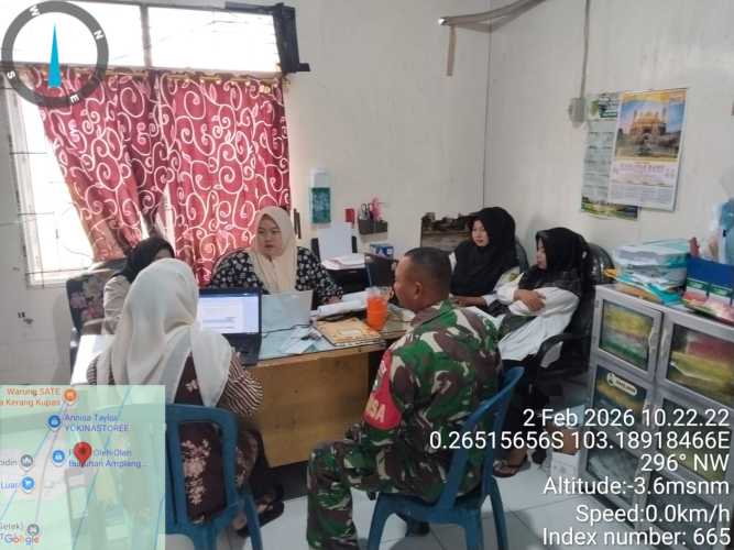 Babinsa Sungai Luar berkomunikasi dan berkoordinasi dengan staf desa terkait perkembangan jumlah penduduk dari tahun ke tahun,