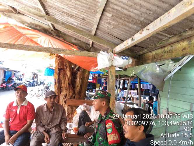 Babinsa Perkuat Pondasi Kamtibmas Lewat Komsos di Tengah Masyarakat