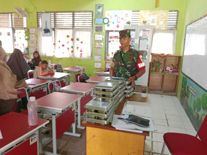 Serda Ronal Manalu Dampingi Penyaluran 2537 Porsi Makanan Bergizi Gratis di Tembilahan Hulu