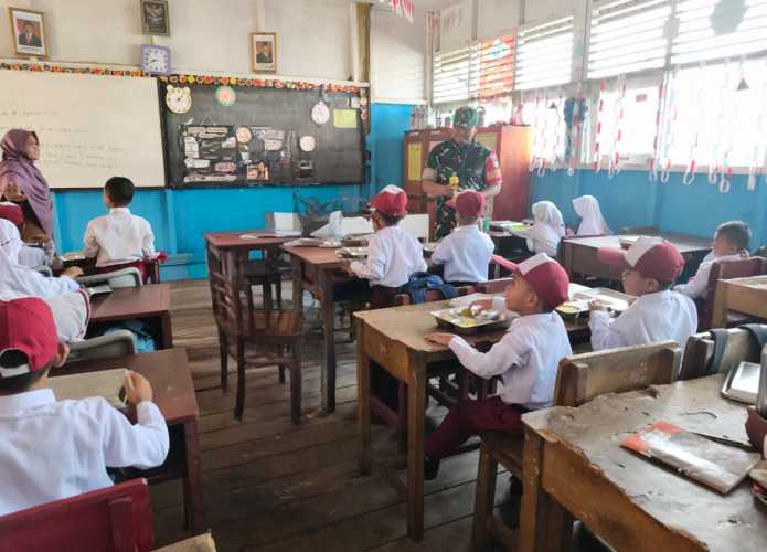 Babinsa Serda Miskal Dampingi Distribusi 5.528 Porsi Makan Bergizi Gratis di Tembilahan Hulu