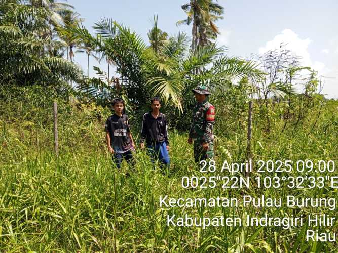 Babinsa Koramil 11/Pulau Burung Pantau Udara Panas di Wilayah Binaan untuk Antisipasi Karhutla