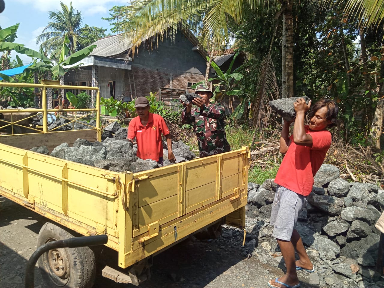 Pastikan Stok Material Tercukupi Satgas TMMD Koordinasi Dengan Pihak  Pensuplai Material