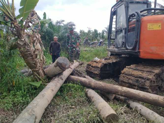 Serda Pernando, Babinsa Koramil 12/Batang Tuaka, Pimpin Normalisasi Anak Sungai Barang Tuaka dalam TMMD Ke-123 Kodim 0314/Inhil