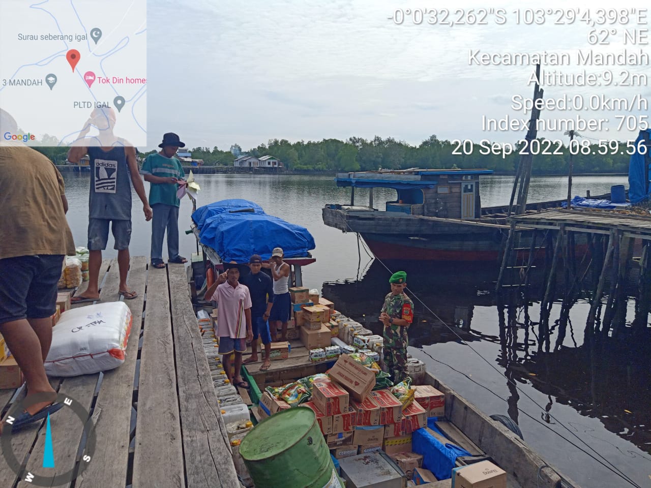 Serka H.Situmorang Babinsa Koramil 08/Mandah Memantau Bongkar Muat Kapal Pembelok