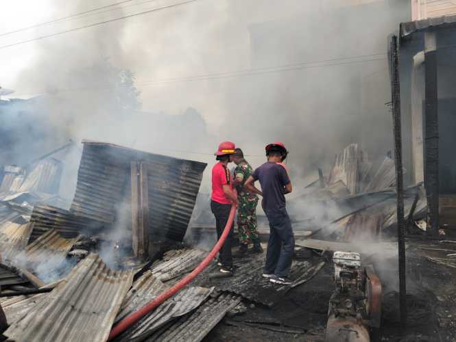 Personel Kodim 0314/Inhil Bantu Padamkan Kebakaran Empat Bangunan di Tembilahan Hulu