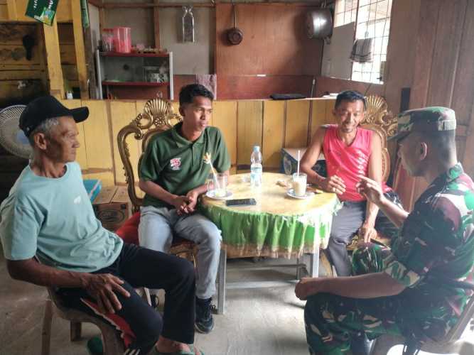 Penjagaan Teritorial: Babinsa Sialang Panjang Lakukan Komsos