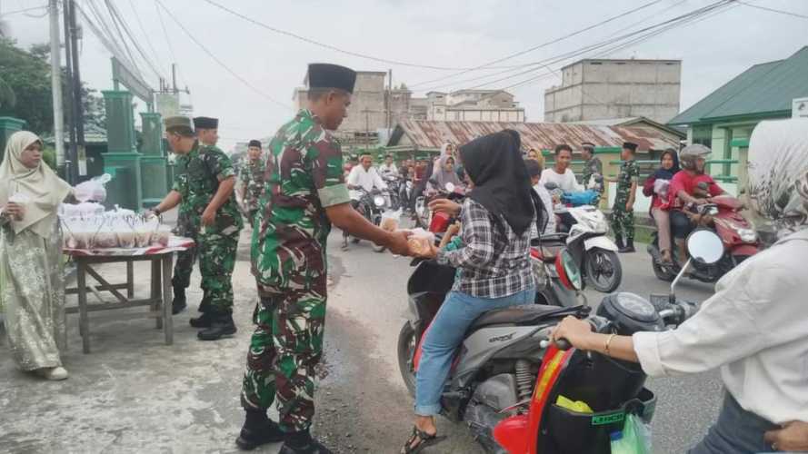 Berkah Ramadhan, Kodim 0314/Inhil Bagikan Takjil Gratis Kepada Masyarakat