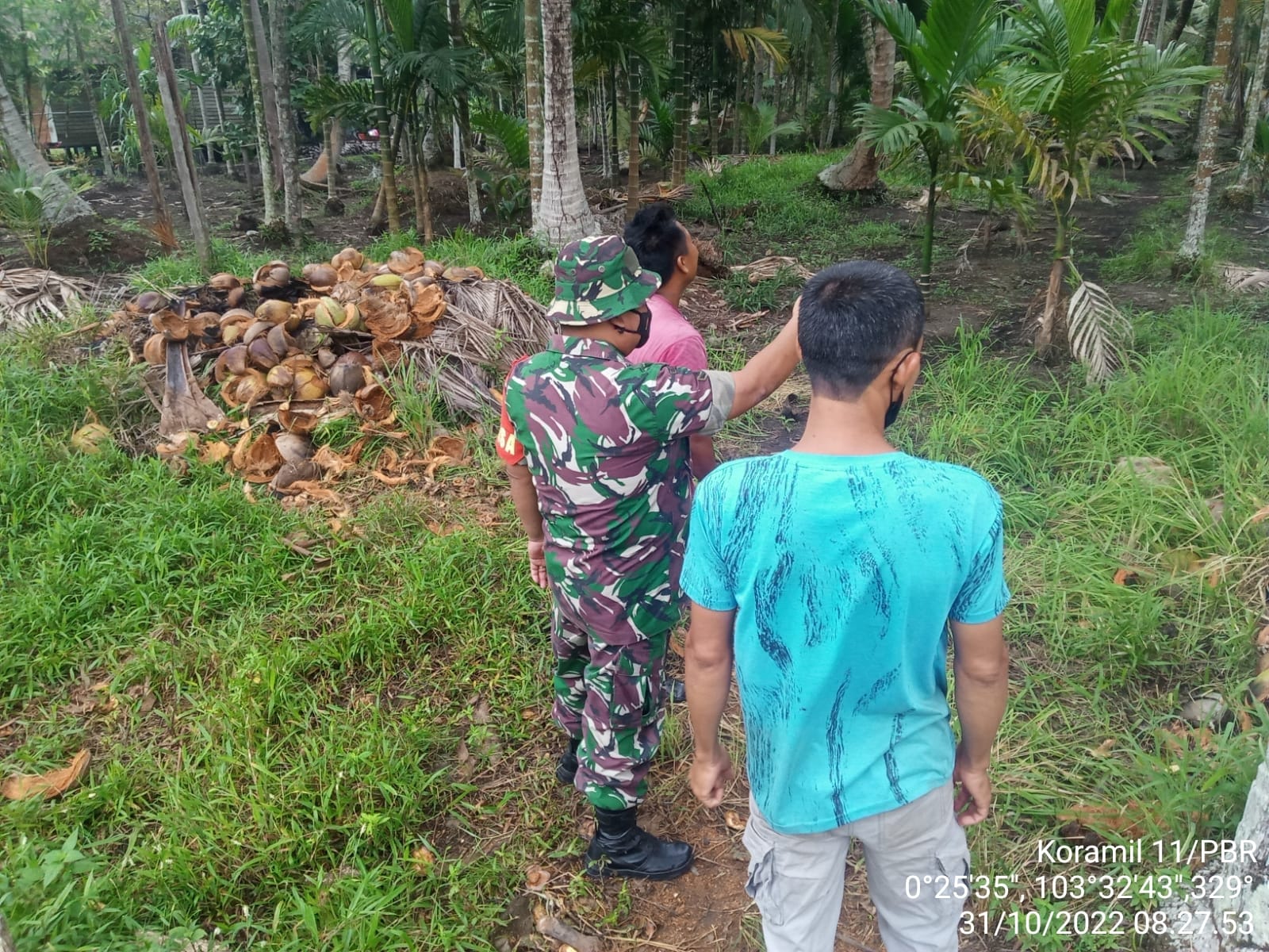 Serda Yulihendra Babinsa Koramil 11/Pulau Burung Awasi Areal Desa Binangun