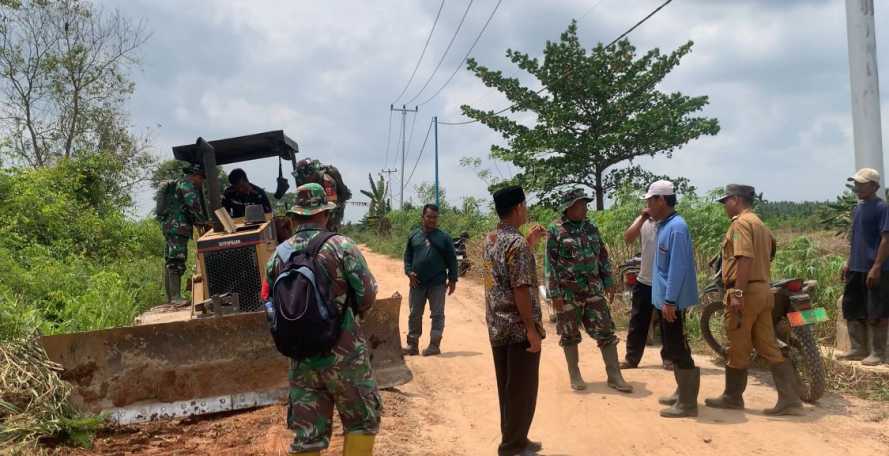 Karya Bhakti Koramil 12/Batang Tuaka Buka Akses Jalan Penghubung Desa