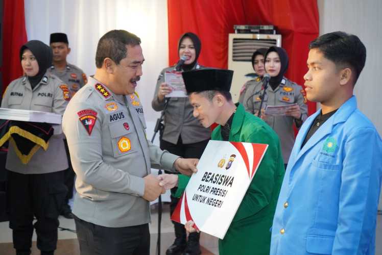 Dalam kunjungan kerjanya ke Riau,Wakapolri Memberikan Bantuan Beasiswa Kepada 150 Mahasiswa yang Berprestasi di Riau.