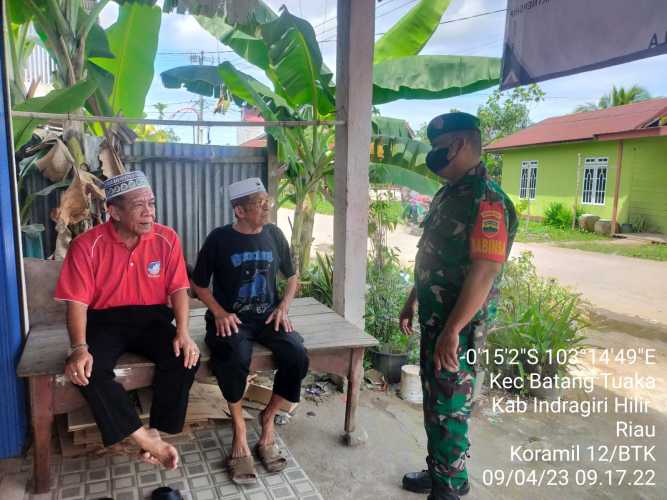 Babinsa Jadikan Kebersihan Lingkungan Solusi Hidup Sehat