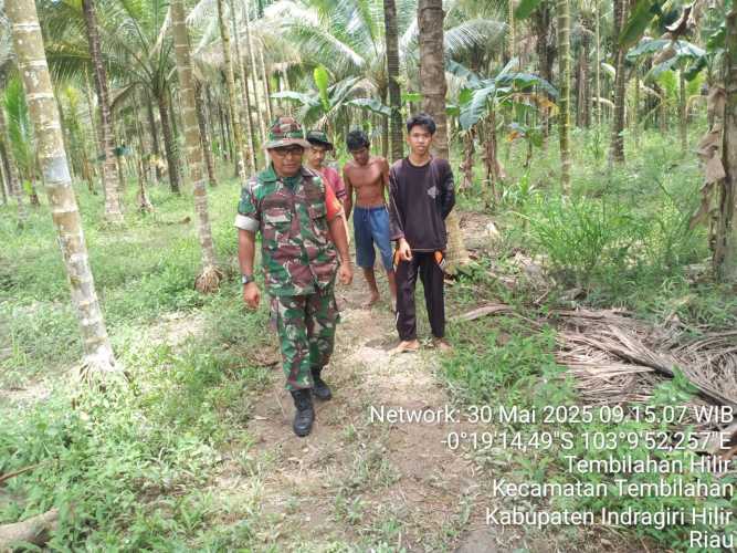 Babinsa Sertu Anton Bersama Warga Patroli Cegah Karhutla di Tembilahan Hilir