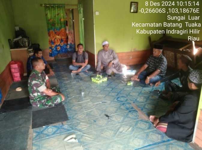 Babinsa Koramil 12/Batangtuaka Gelar Komsos dengan Masyarakat Desa Sungai Luar