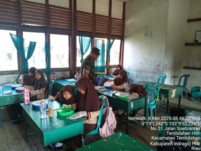 Babinsa Tembilahan Hilir Sukseskan Program Makan Bergizi Gratis di 5 Sekolah