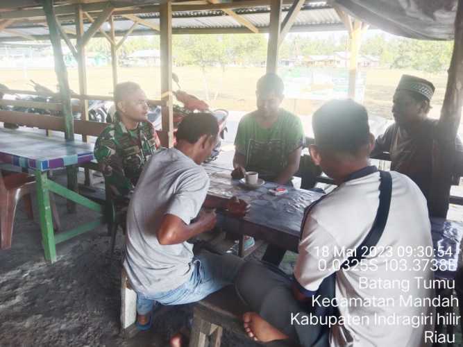 Babinsa Sosialisasi di kantin  Pasar Desa Batang Tumu