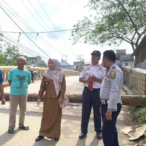 Lurah Tembilahan Barat Gercep Perbaiki Portal Tumbang di Jembatan Parit 7 Tembilahan Hulu