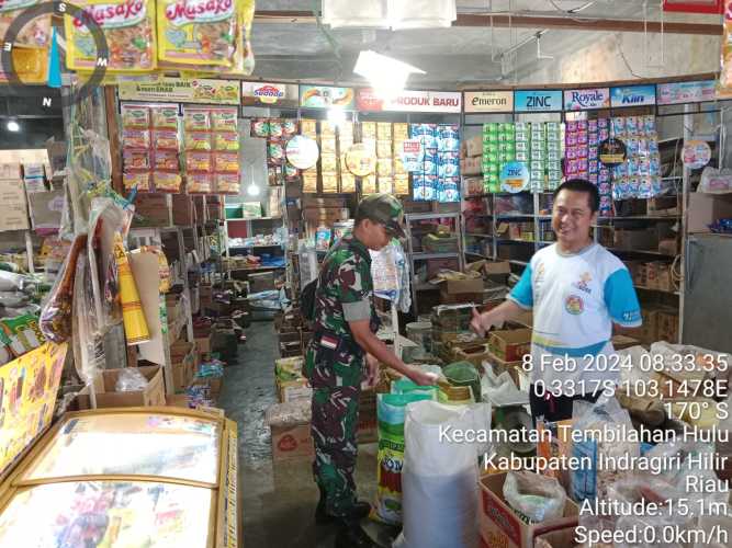 Kunjungi Pedagang Pasar Kayu Jati, Serda Manalu Pantau Kestabilan Harga Sembako