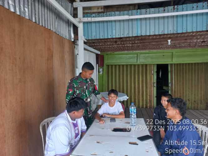 Babinsa Mandah Lakukan Himbauan Kamtibmas Jelang Nataru 2026