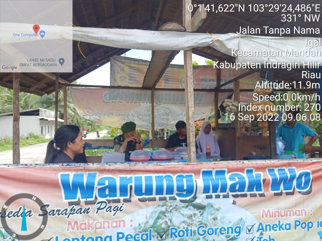 Serma H.Situmorang Babinsa Koramil 08/Mandah Bincang Ringan di Warung Mak Wo