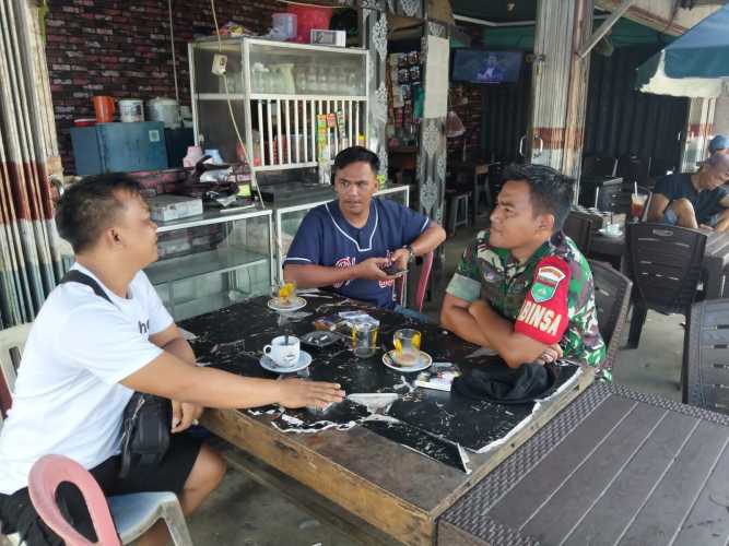 Babinsa Pulau Palas  menjaga kondusifitas wilayah