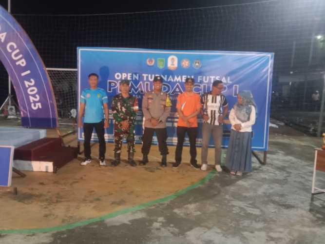Camat Tembilahan Hulu Resmi Tutup Turnamen Futsal Pemuda Cup I Tahun 2025 di Desa Sialang Panjang