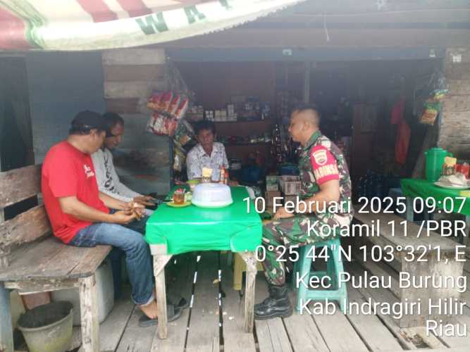 Babinsa Koramil 11/PBR Laksanakan Komsos untuk Pererat Silaturahmi dengan Warga Desa Manunggal Jaya