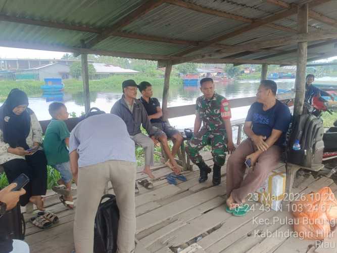 Babinsa Pulau Burung Siaga Awasi Arus Balik Mudik di Pelabuhan Rakyat