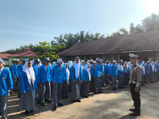 Satlantas Polres Inhil Edukasi Pelajar SMKN 1 Tembilahan Hulu lewat Program “Police Goes To School”