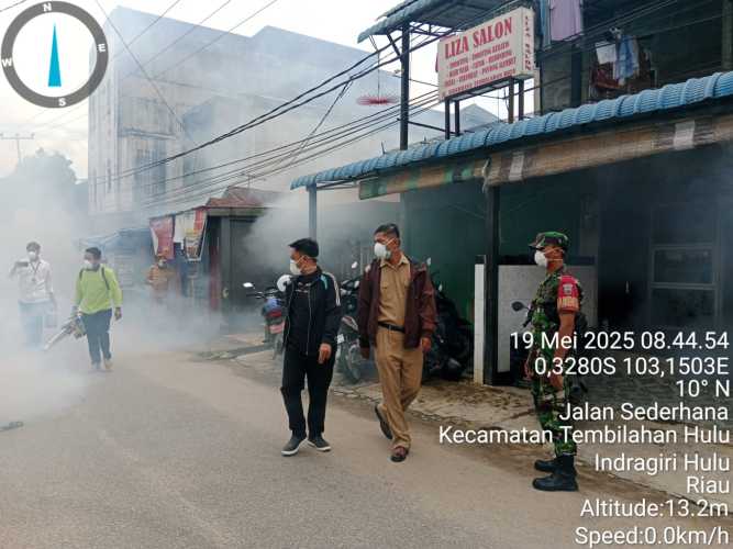 Babinsa Turut Serta dalam Kegiatan Penyemprotan Voging di Jalan Sederhana Kelurahan Tembilahan Hulu