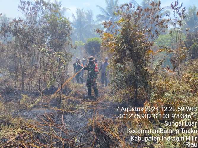 Personil Koramil 12/Batang Tuaka Lakukan Pemadaman di Hari Pertama di Dusun Idaman