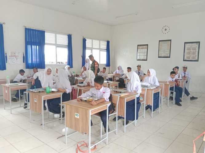 Babinsa Serda Ronal Manalu Dampingi Pemberian Makan Bergizi Gratis di Sekolah Tembilahan Hulu