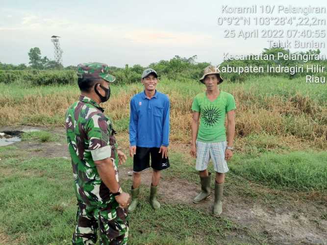 Babinsa Lakukan Patroli Dialogis Penanganan Karhutlah