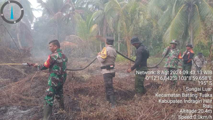 Babinsa Batang Tuaka Lakukan Pemadaman di Hari Kedua di Desa Simpang Jaya.