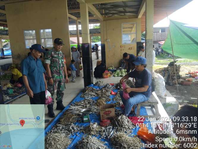 Babinsa Sertu Januar  menjaga keamanan pasar mingguan guna meningkatkan kenyamanan pembeli